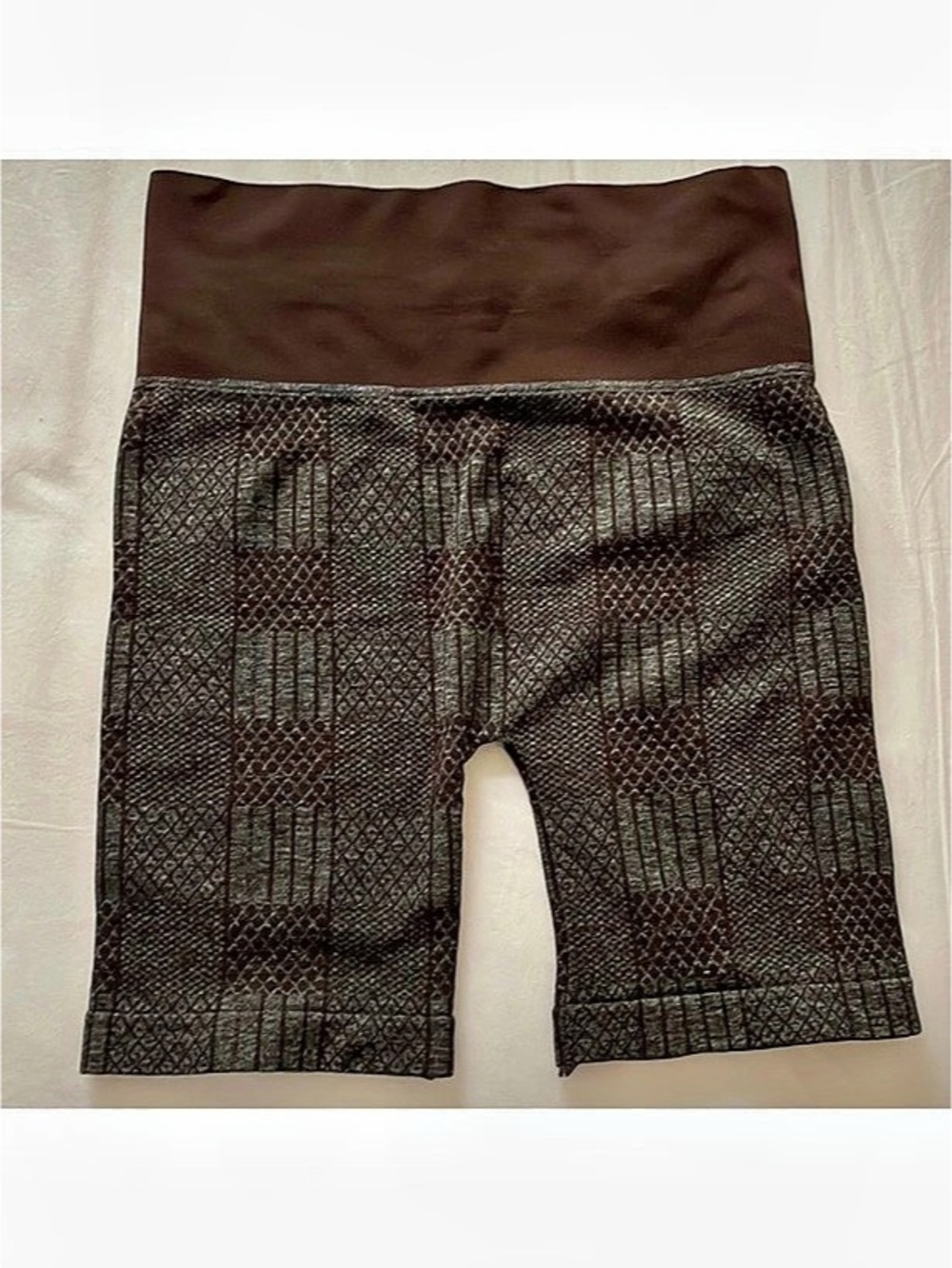 Seamless Shorts Plaid Bike Shorts in Black & Gray